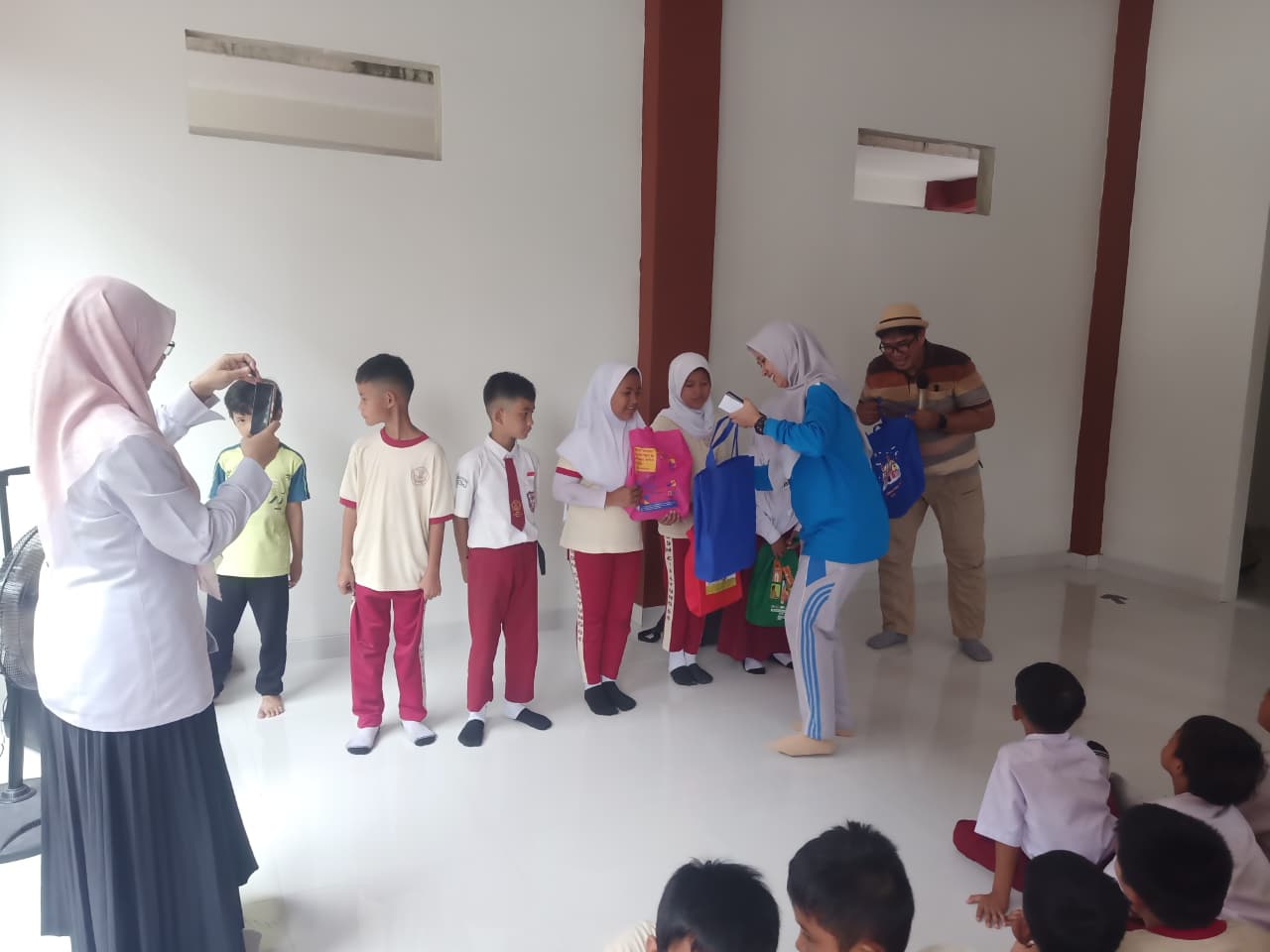 Wisata LiterAsyik Ke SDN Cipayung 04